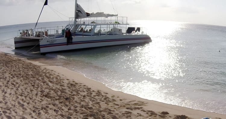 Bubble Tour: Fury Catamaran, Beach and Snorkel