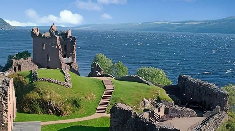 Loch Ness & Urquhart Castle Ruins
