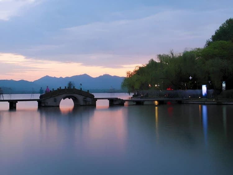 High-Speed Train To Hangzhou & West Lake Cruise
