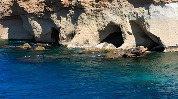 Ortygia Experience: Walking Tour and Sea Cave Exploration by Boat