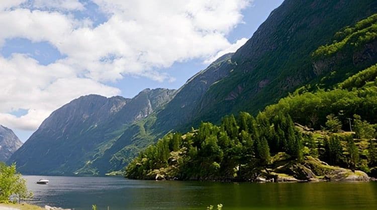 The Norwegian Waterfalls & Dramatic Scenery by Train
