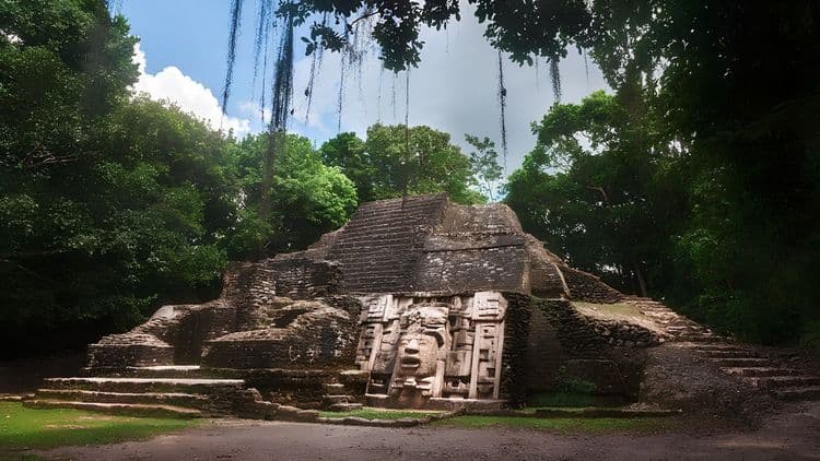 Lamanai Mayan Ruins & Riverboat Safari with Lunch
