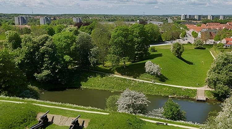 Grand Panoramas & Miniature Vistas