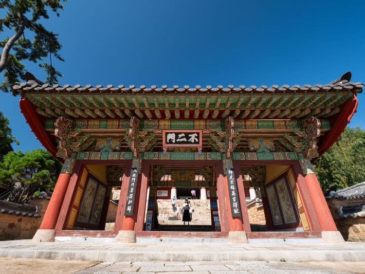 Ja-Gal-Ch'i Market & Beomeosa Temple